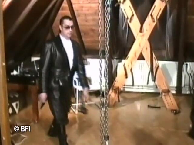 House of lords and mistresses in the spanking zone: İki zavallı piliç klasik cezada sert domine ediliyor