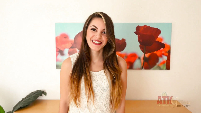 ATKIngdom: Rayna dává sexy první pohled na své malé tělo