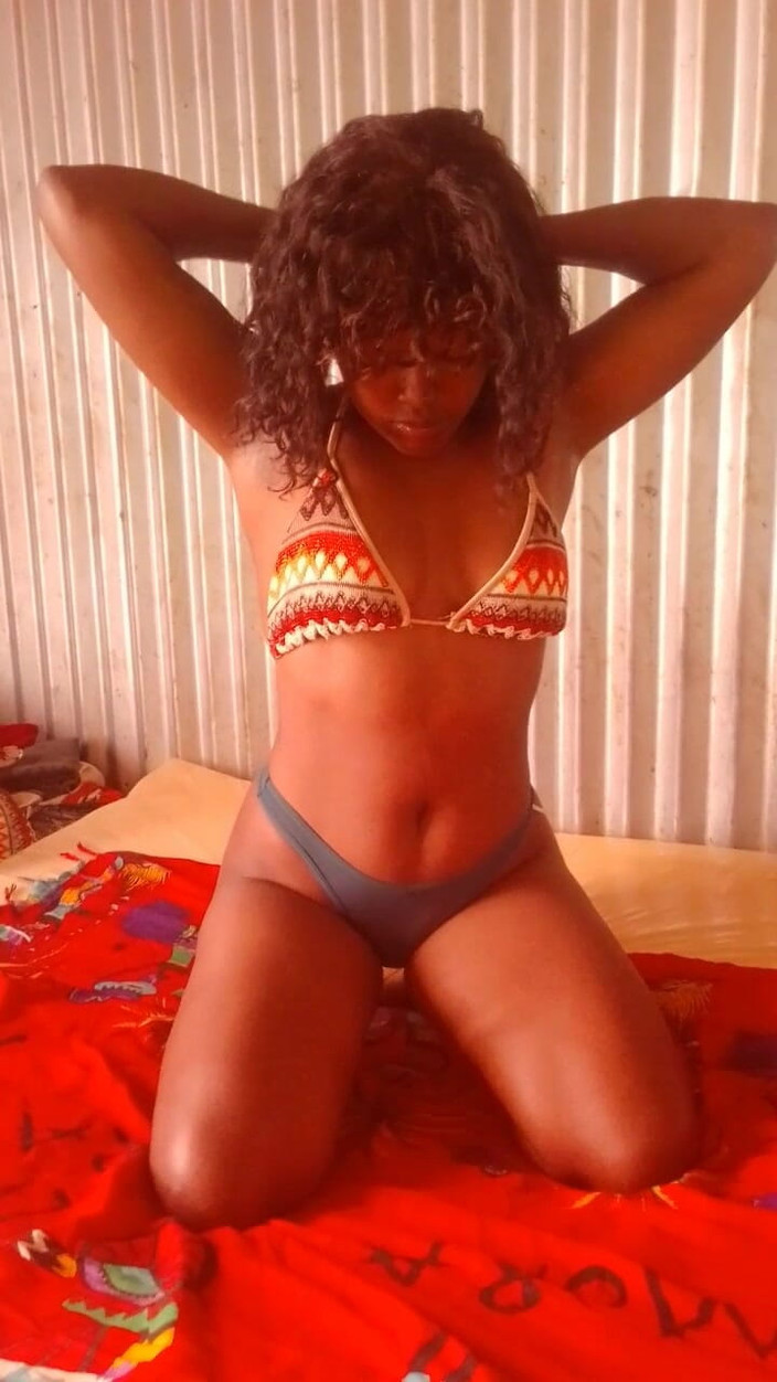 Kakazo shop: Colega de quarto negra nua se masturba sozinha em seu...