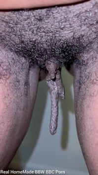 Primer plano tirando de mis grandes labios largos