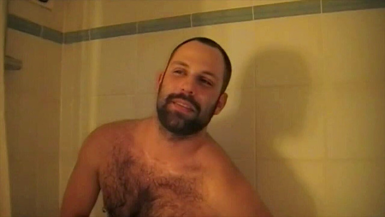 Gaybareback: Knullad av en björn på toaletten