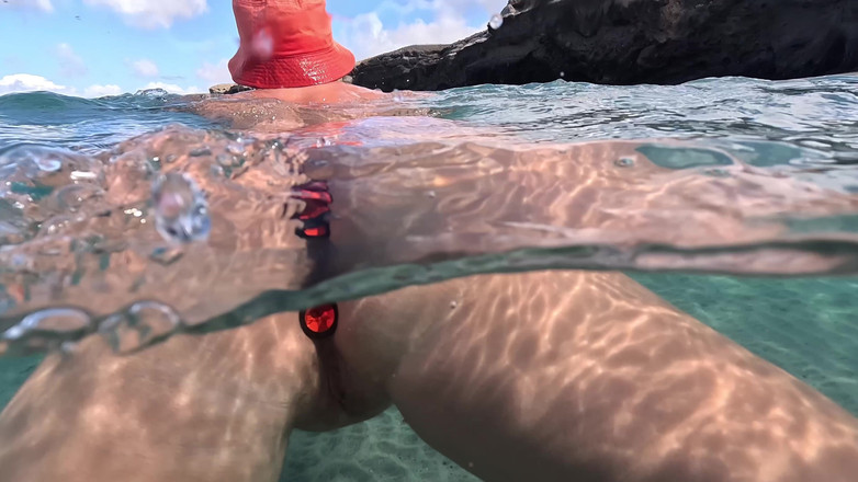 Emma Voyeur: Milf nua nadando com plug anal debaixo d'água