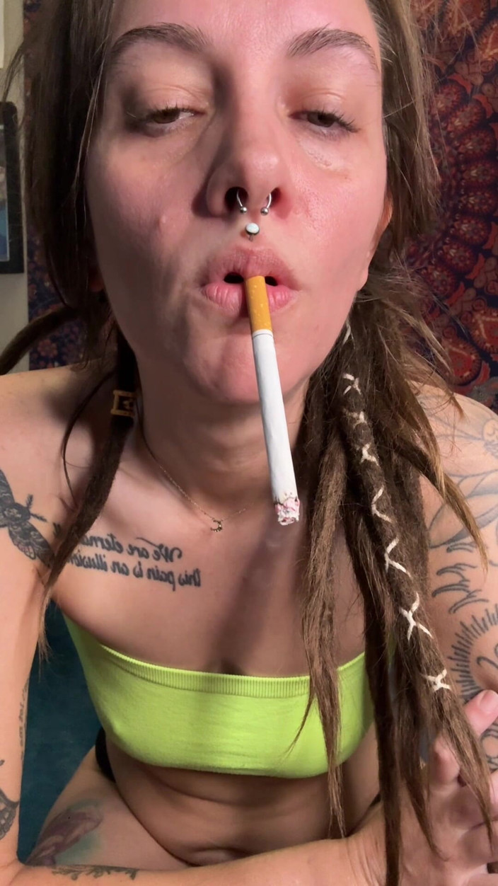 Chery Trees: Rauchende MILf masturbiert mit schwarzem höschen