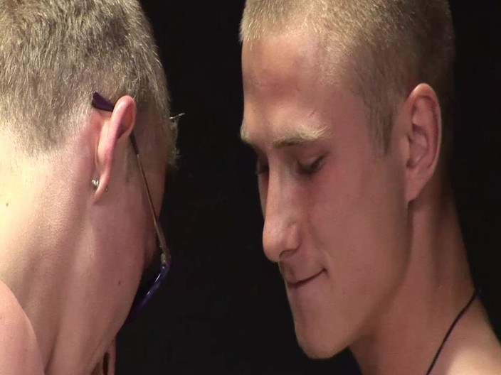 SEXUAL SIN GAY: Fodendo caras cena 1: dois colegas se masturbam até ejacularem um...