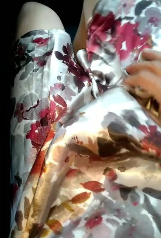 Naomisinka: Masturbare cu rochie de flori din satin