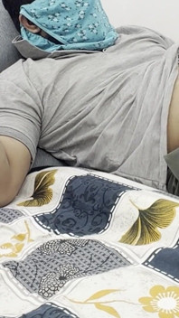メイドは家主が自慰行為をしているのを見つけ、その後とても上手にセックスしました