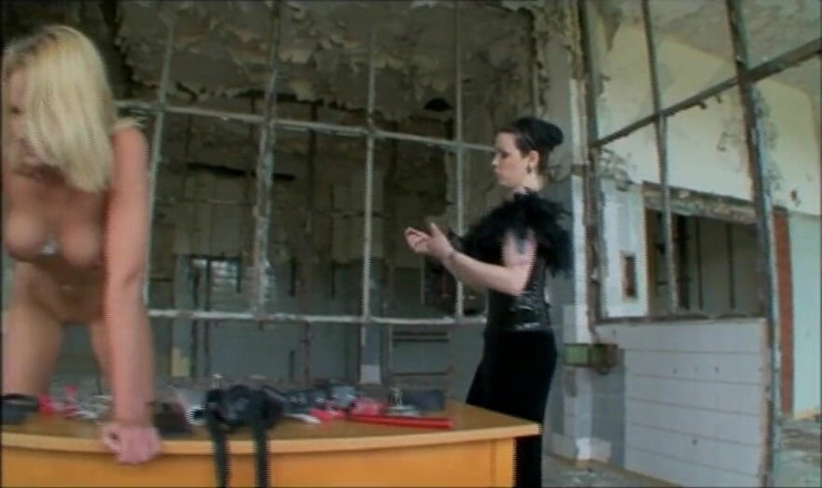 Absolute BDSM films - The original: Wielkie cycki blondynki upokarzające, biczowanie w dupę, szczypanie cipki