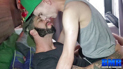 Breed Me Raw: Breedmeraw - dövmeli Romeo Davis sevimli iri yarağı prezervatifsiz sikiyor