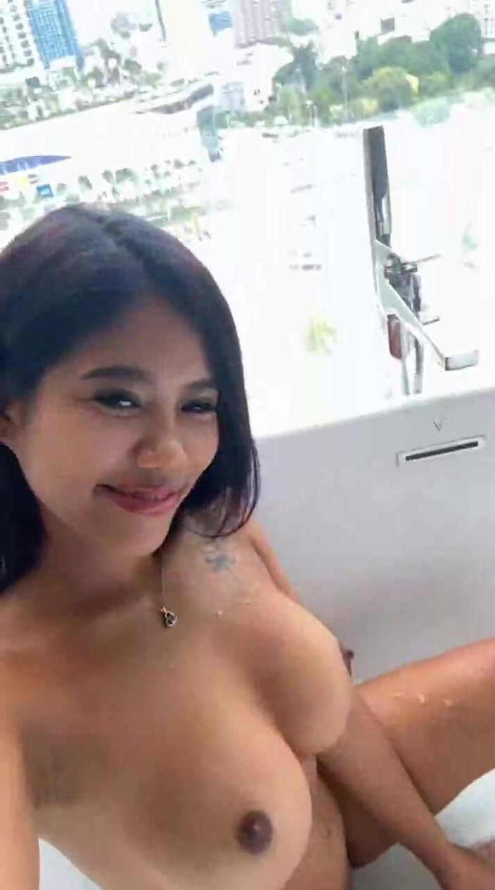 Mae Melody: Sfacciata nel bagno 2