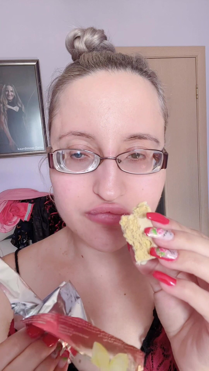 FinDom Goaldigger: Asmr jedzenie batonika białkowego bez cukru