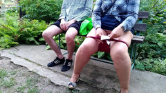 OurFetishLife: Děvka MILF chčije do polstrovaných kalhotek v parku a dává...