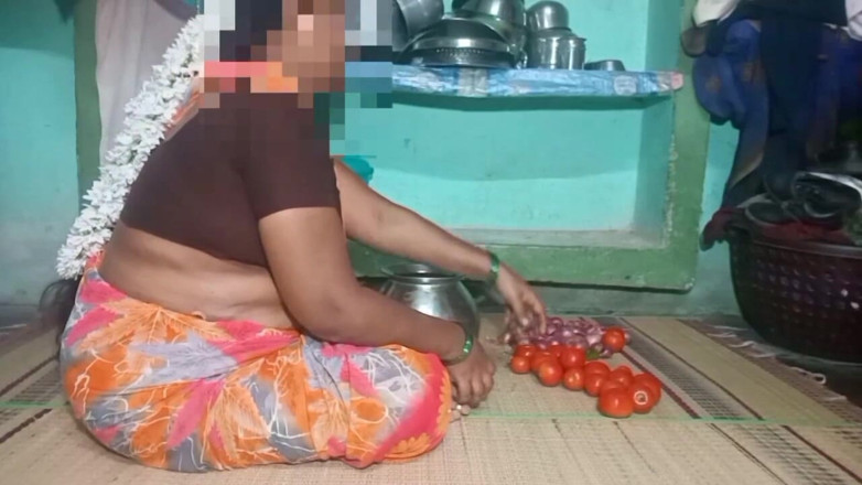 Priyanka314: Büyük götlü Hintli teyze köylü evinde sert sikiş