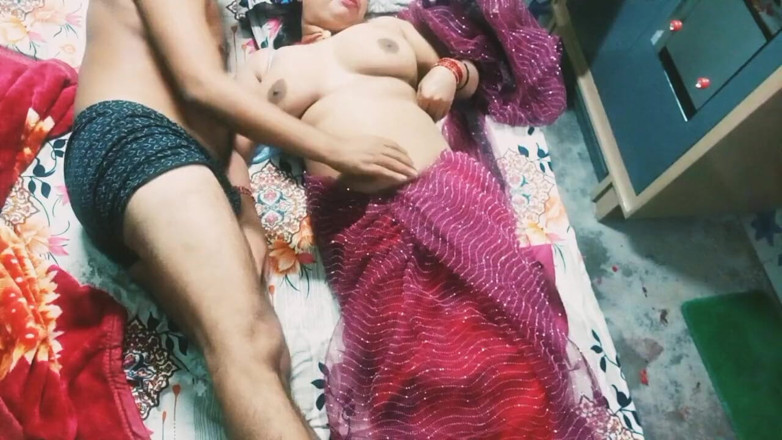 Manjushukla: Mooie Indische Bhabhi in rode kleur Saree.