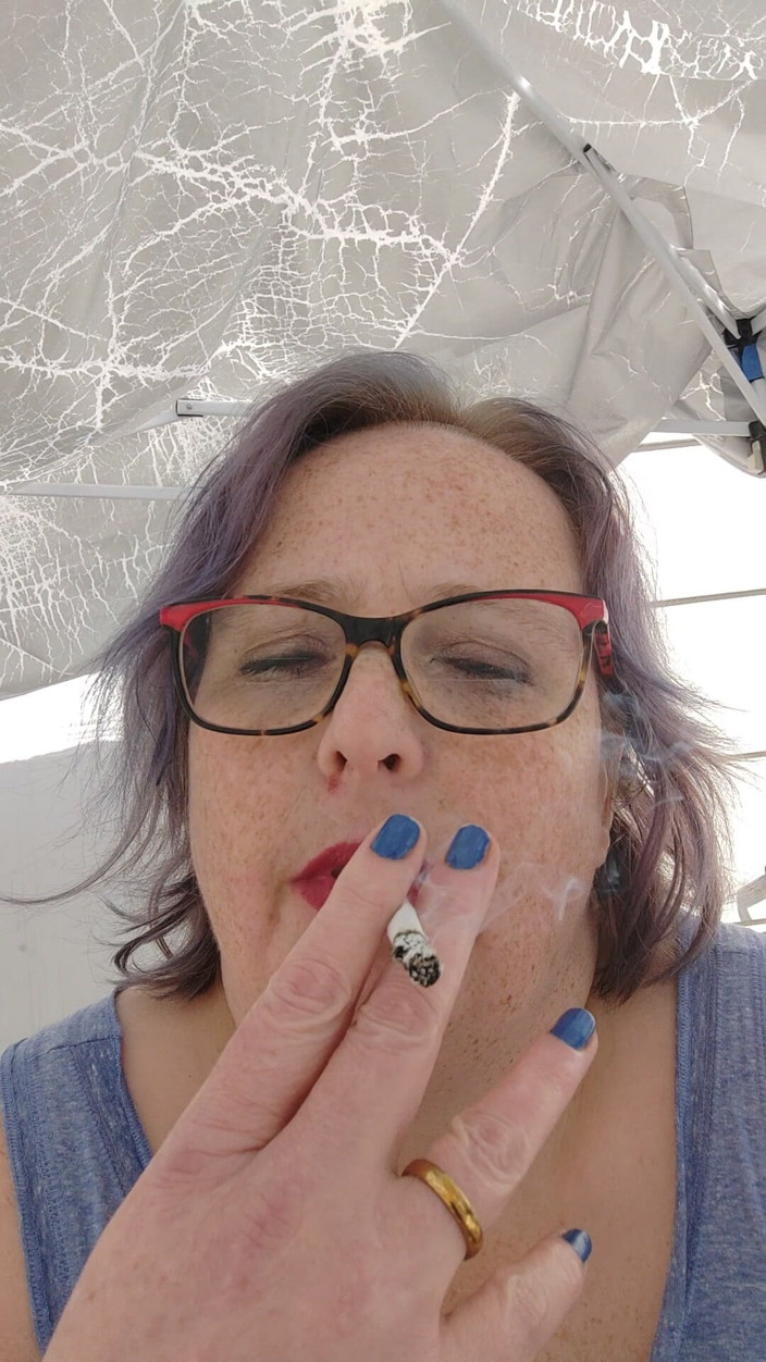 AngYourDirtyCanadian: Ruhiger rauchmoment im freien mit einem verspielten lippenstift-look