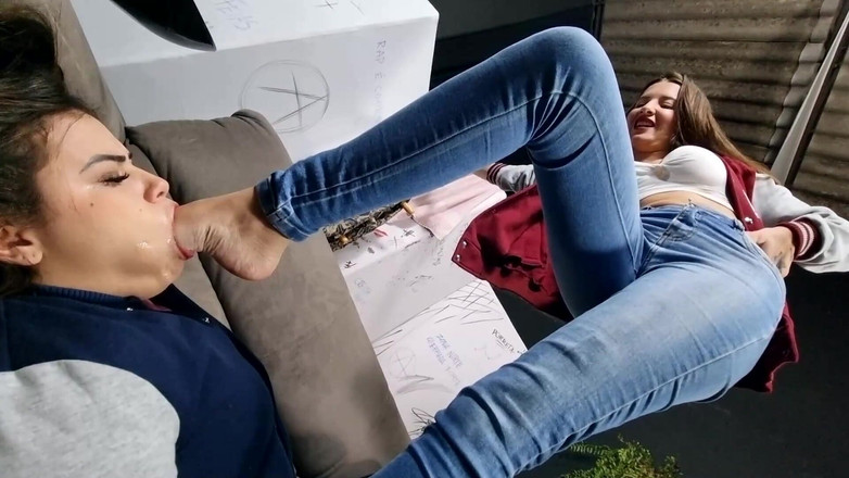 FetishKing: Picioare adânc extreme - lupta cu înghițire de picioare a elevilor