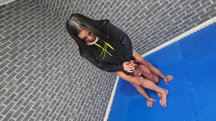 FetishKing: Sforbiciate che combattono le gambe estreme di top Babe Alice