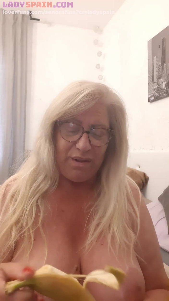 Lady Spain: Fina stopt een banaan in haar kut. Ze proeft het...