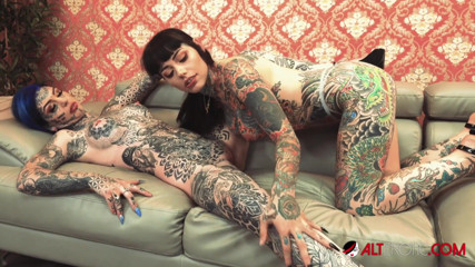 Alt Erotic: Tiger Lilly baise Amber Luke avec un gode ceinture