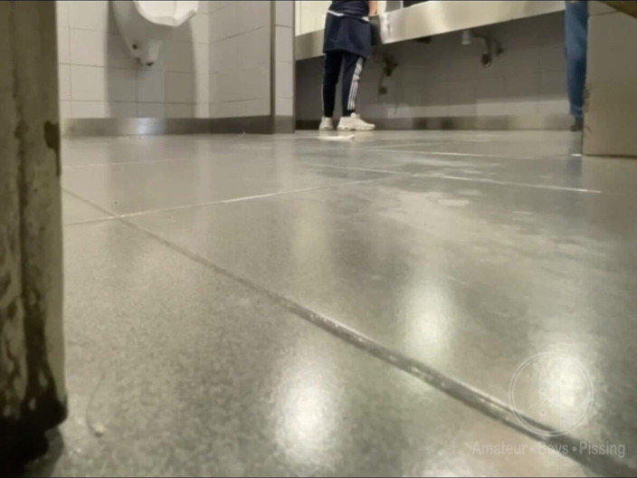 AmateurBoysPissing: Osano Reciproco Coinquilini Fatti in Casa: Esporre Il Culo Mentre...