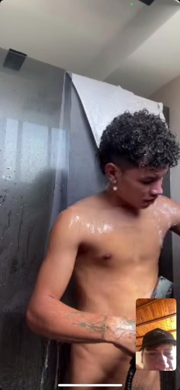 Icyhot707: Saya mandi dengan teman heteroseksual saya melalui panggilan video