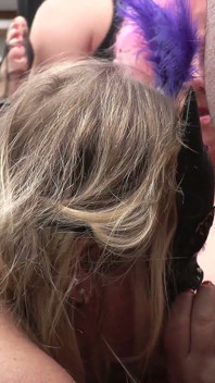 Mame sexy mature împart pule care pulsează în joc în grup sălbatic