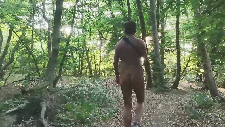 MaleModel: Оставил мою одежду на дереве и шел обнаженной по лесу