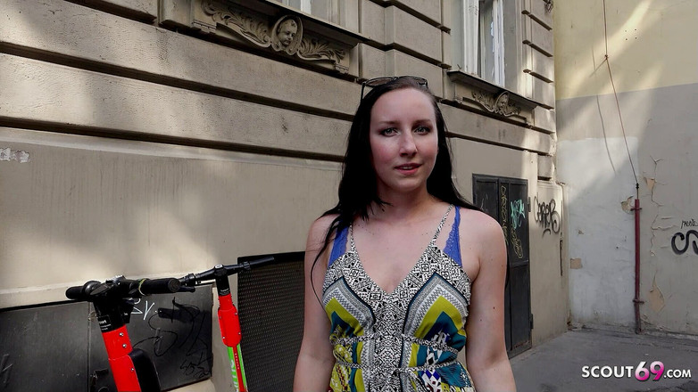 German Scout: 德国童子军 - 天然少女bella Angel在街头试镜时被搭讪并做爱