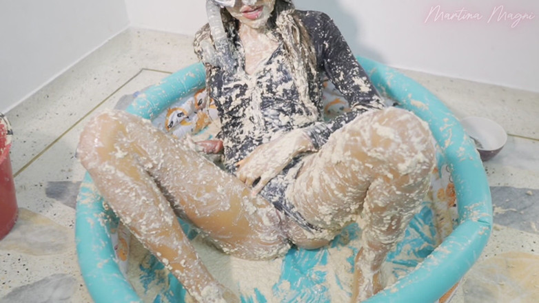 MartinaMagni: Mi immergo in una piscina piena di avena con il...