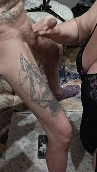 Tchýně saje ptáka a dostane plnou pusu mého horkého spermatu