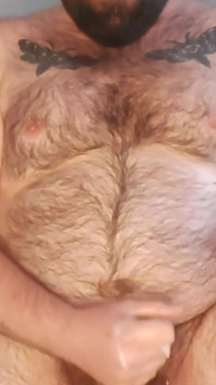 딜도에 대해 소년에게 가르치는 곰 아빠