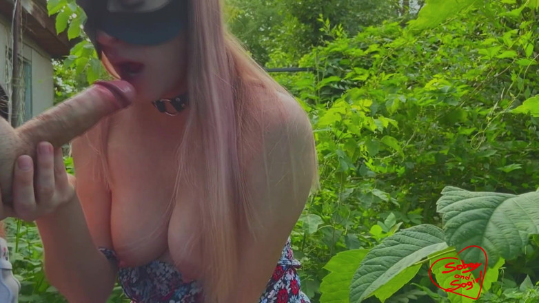 SOboyandSOgirl: Coño le encanta chupar la polla en el jardín - soboyandsogirl