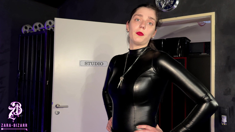 Zara Bizarr: Sleduj, jak čůrám