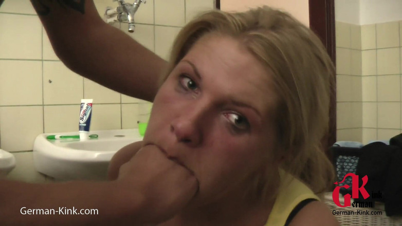 German Kink: Глибокий заглот для блондинки у ванній кімнаті