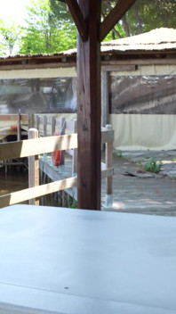 4K În culise, două cupluri de swingeri se întâlnesc într-un camping naturist.