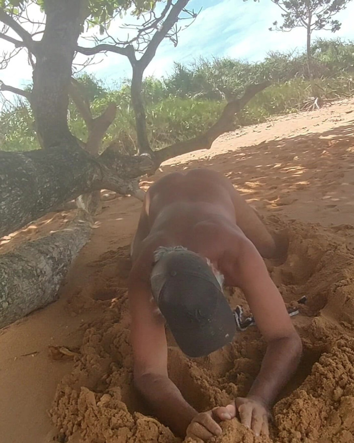 Ladysilvas: Sissy Ladysilva pe plajă scoțându-și chiloții expunându-și curul bronzat