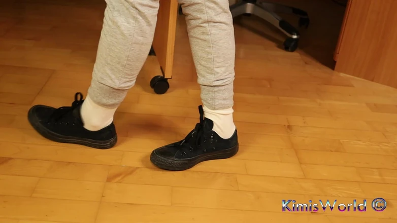 KimisWorld: Dirty White Socks &amp; Old Sneakers - Real Shoeplay