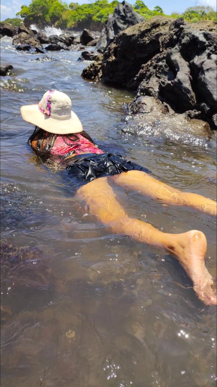 Karencx: 私はビーチで糸を脇に置いておく