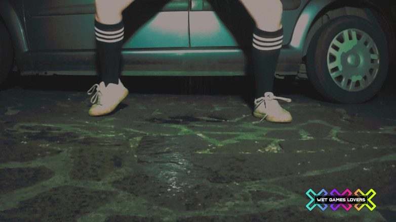 Wet Games Lovers: Dopo La Festa, Urinare in Strada a Mezzanotte