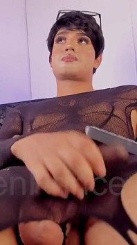 Good Boy Femboy Ken ช่วยตัวเองในกางเกงรัดรูปและขอให้ดู