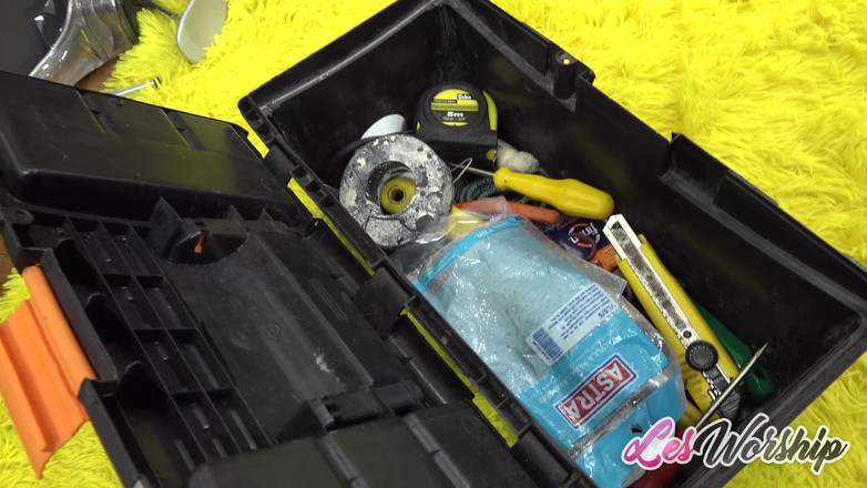 Les Worship: Andressa lagi asik muasin lubang pantat raiane sampai lubangnya menganga...