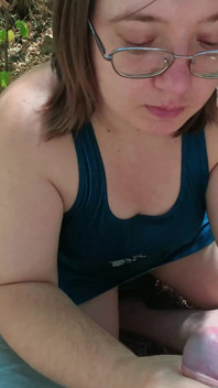 La Ragazza Con Gli Occhiali in Un Prendisole Blu Lo Succhia in Una Casa Rovinata - Sborra Si Rovescia