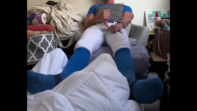 JockDad87: Alfa beyzbol oyuncusu Jockdad87, sporcusunu mavi ekipmanına sıkıyor.