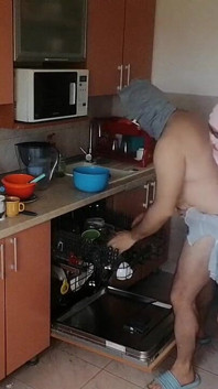 Un Couple S’amuse Dans La Cuisine. Une Femme Sexy Fait Les Corvées À Poil Dans La Maison.