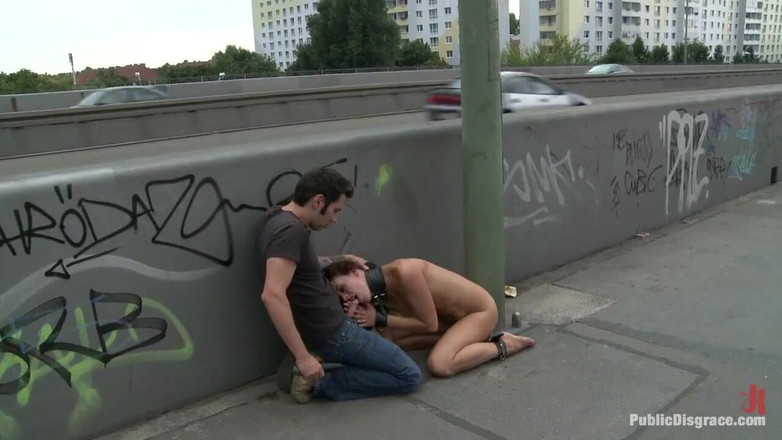 Public Disgrace by Kink: Evropská kočka Jacqueline je úplně nahá, bosá a svázaná v ulicích