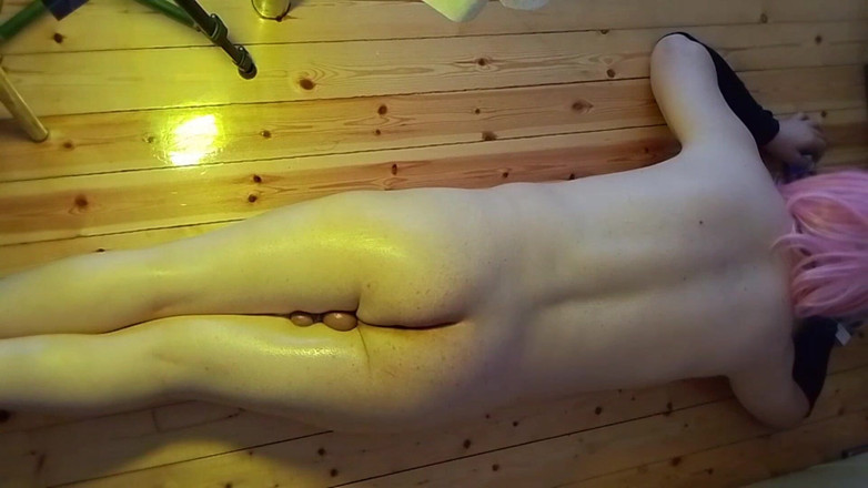 Kitty_Cross: 娘娘腔一边无辜地微笑一边炫耀大屁股