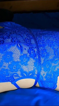 Eu tenho um sonho molhado e gozo no meu próprio rosto de tirar uma soneca em lingerie sexy