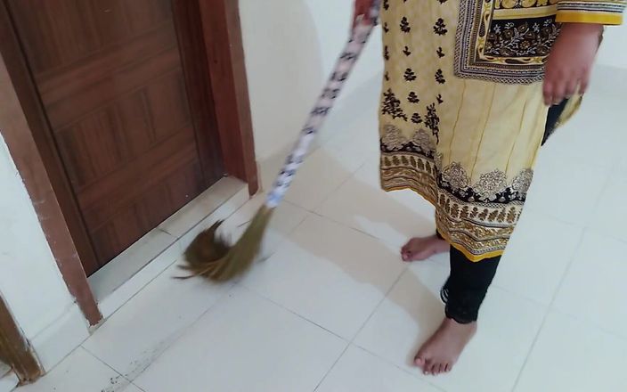 Aria Mia: Hijabi-meid met dikke kont en enorme borsten geneukt door eigenaar...