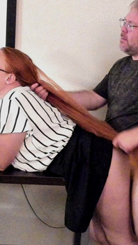 Insegnante lascia che i loro lunghi capelli rossi siano piegati sulla scrivania per scopare con i capelli grezzi