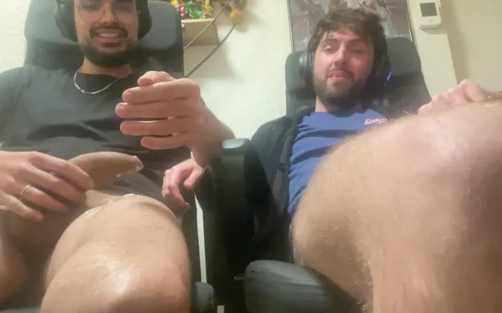Nenesgaymers: Jerking off with My Friend