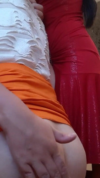 În timp ce iubita mea matură sexy îmi linge pizda, îmi masturbez pizda surorii vitrege